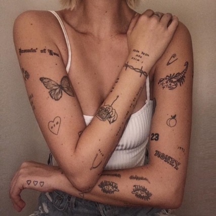 tatuagem feminina no corpo